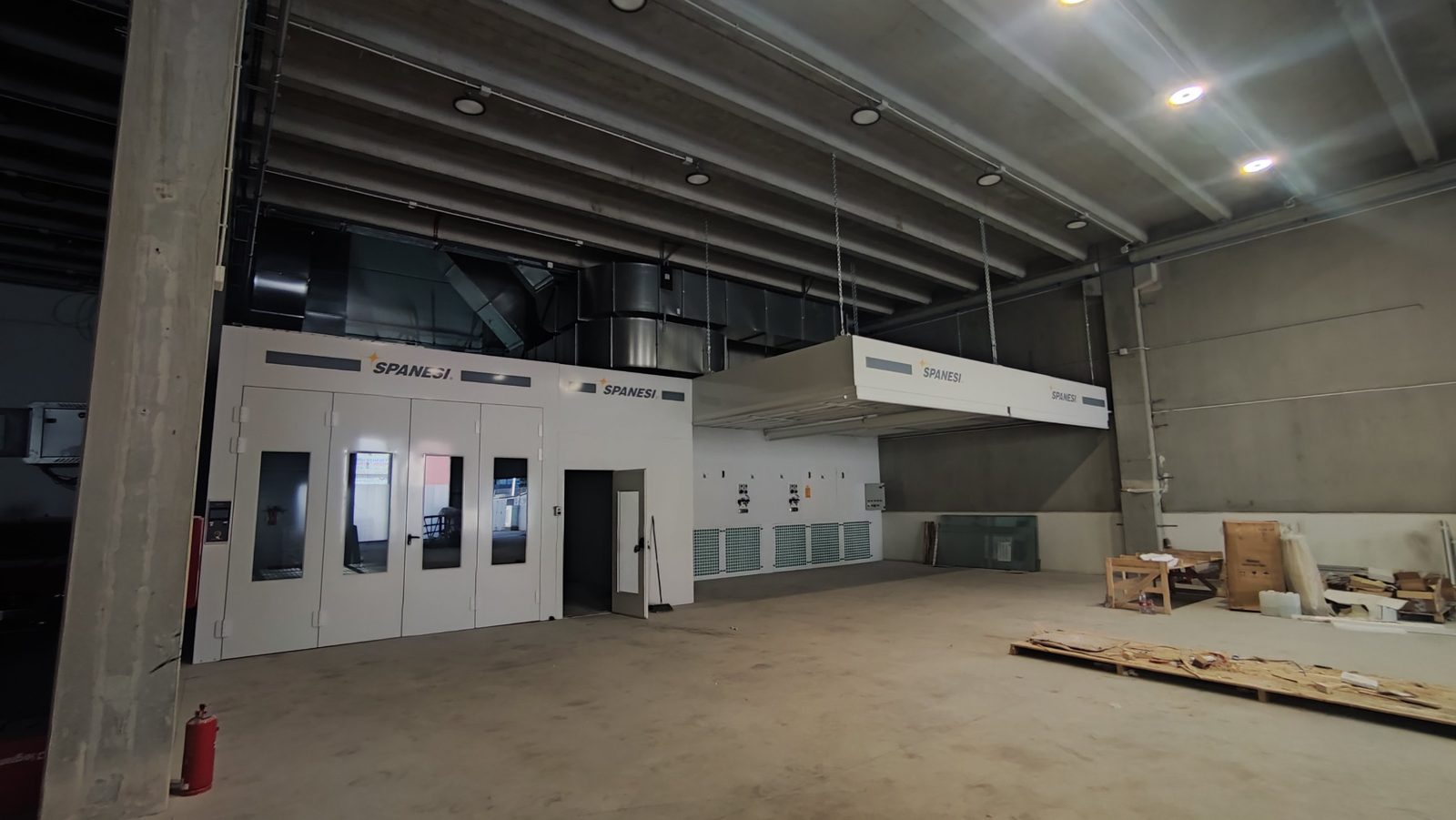 Interior de la nau del taller, amb sectorització i senyalització contra incendis
